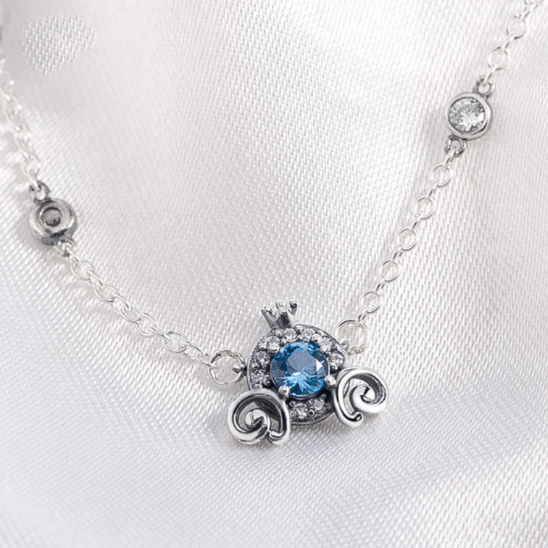 Colar Luxo Feminino Prata Carruagem Cinderela