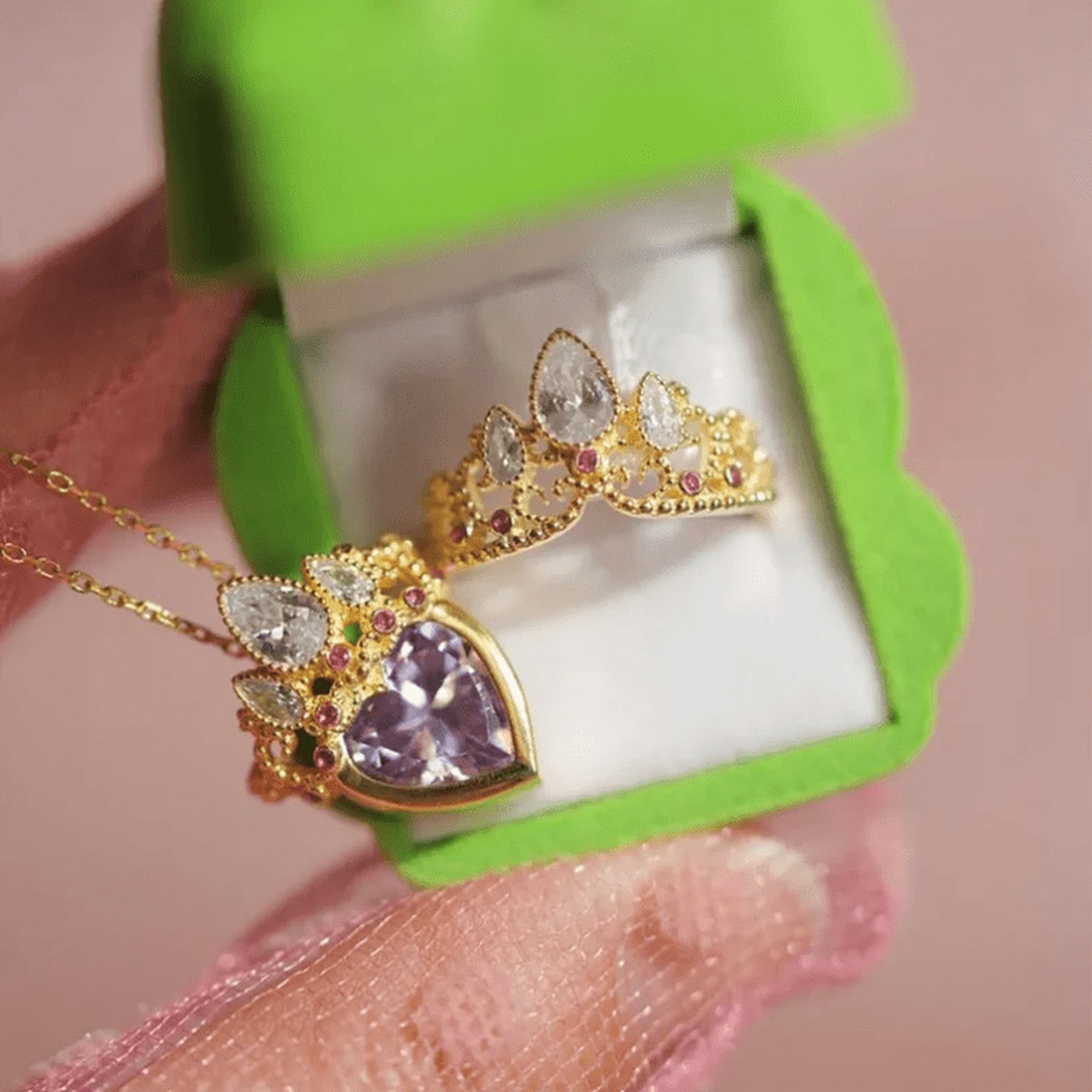 Colar & Anel Luxo Ajustável Coroa Rapunzel com Banho de Ouro