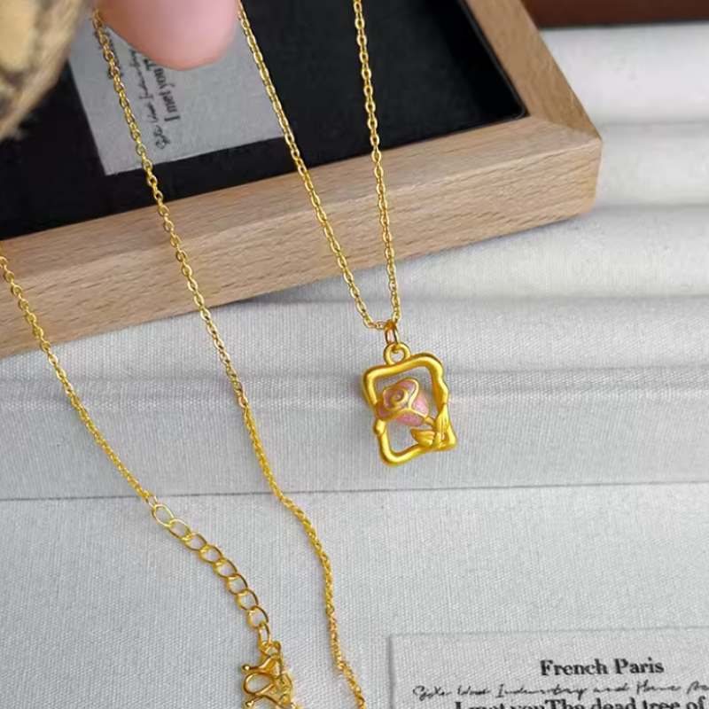 Colar Luxo Rosa da Bela & a Fera - Ouro 24K