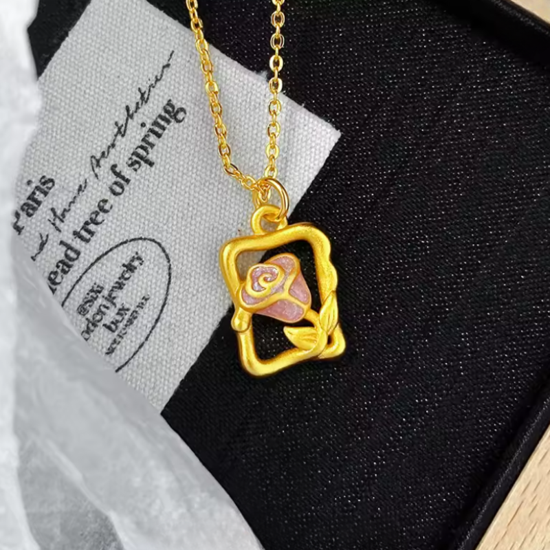 Colar Luxo Rosa da Bela & a Fera - Ouro 24K