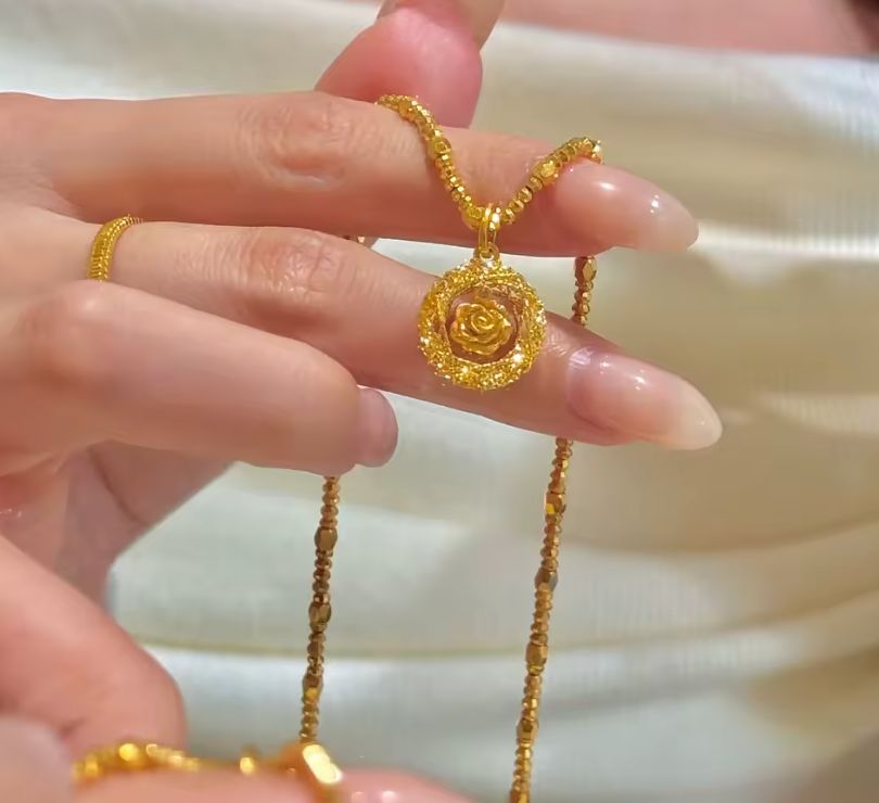 Colar Luxo Rosa Mágica Bela & a Fera - Ouro 24K