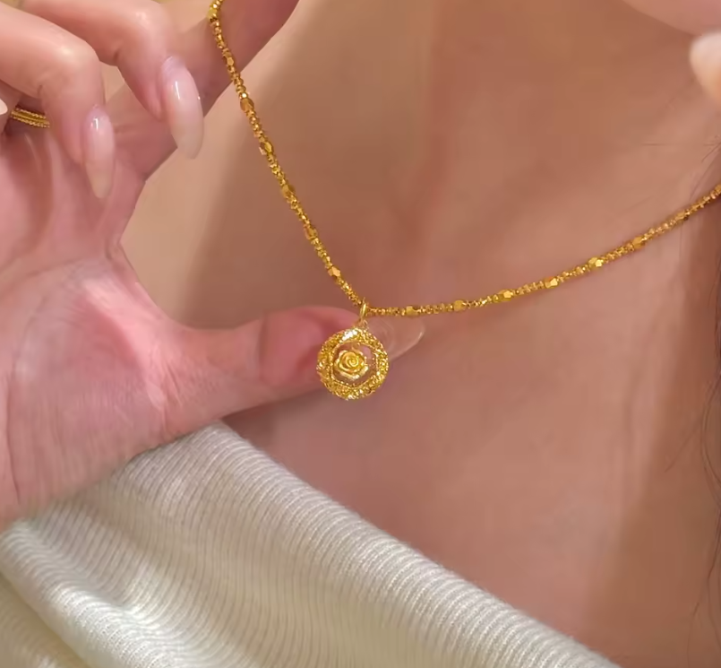Colar Luxo Rosa Mágica Bela & a Fera - Ouro 24K