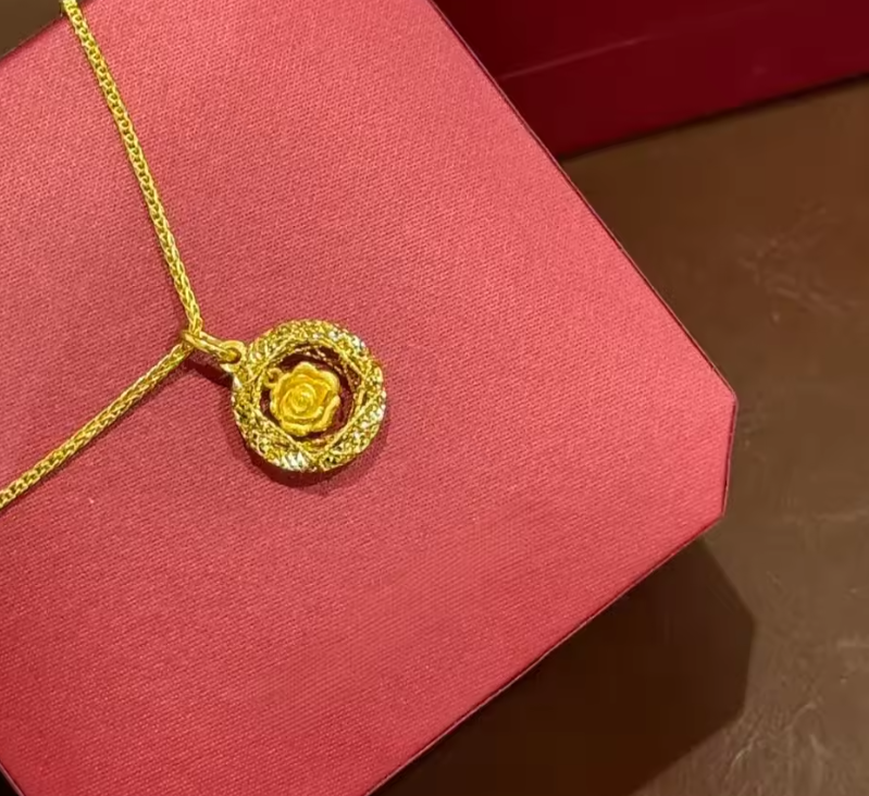Colar Luxo Rosa Mágica Bela & a Fera - Ouro 24K