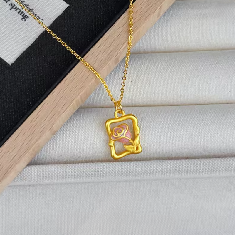 Colar Luxo Rosa da Bela & a Fera - Ouro 24K