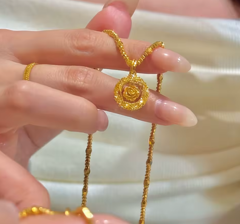 Colar Luxo Rosa Mágica Bela & a Fera - Ouro 24K